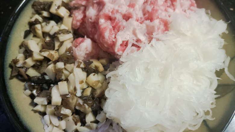 萝卜丝饺子,炒好后和肉泥,萝卜丝一起