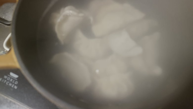 萝卜丝饺子,水开后下饺子,饺子滚起,入小碗凉水再滚起即可
