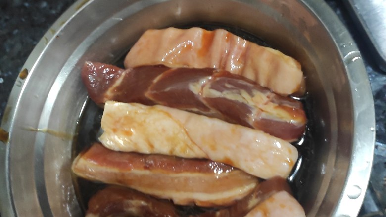 蜜汁五花肉,用油 盐 <a style='color:red;display:inline-block;' href='/shicai/ 10588'>糖</a> <a style='color:red;display:inline-block;' href='/shicai/ 692'>酱油</a> <a style='color:red;display:inline-block;' href='/shicai/ 31471'>红烧汁</a> 蜜<a style='color:red;display:inline-block;' href='/shicai/ 10588'>糖</a> <a style='color:red;display:inline-block;' href='/shicai/ 718'>料酒</a>腌制五花肉约半小时