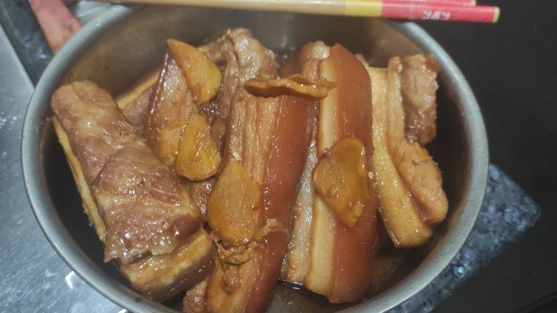 蜜汁五花肉,我家的电饭锅大概40分钟后把褒熟的五花肉取出盛起。