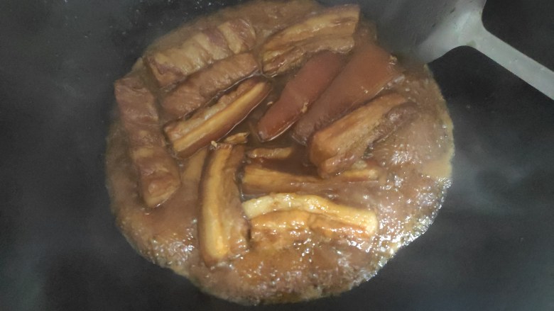 蜜汁五花肉,铁锅放一点油烧热后把五花肉及剩下的酱汁倒入煮一会,大火收汁