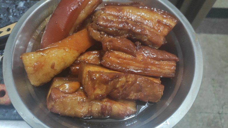 蜜汁五花肉,大火收汁后取出(汁不能收干了,要就一点沾着吃才好哦!)