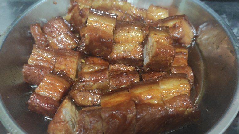 蜜汁五花肉,把收好汁的蜜汁五花肉切开一块一块就可以开吃啦!!