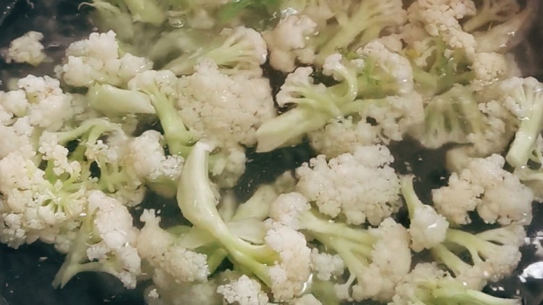 茄汁花菜,倒入菜花,煮2分钟