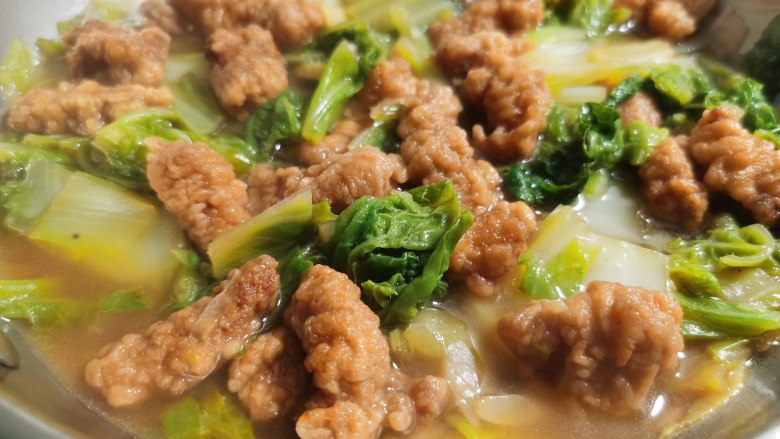 白菜烩小酥肉,炖至白菜软烂即可。注意酥肉不要炖的太久,不然会肉、糊分离。