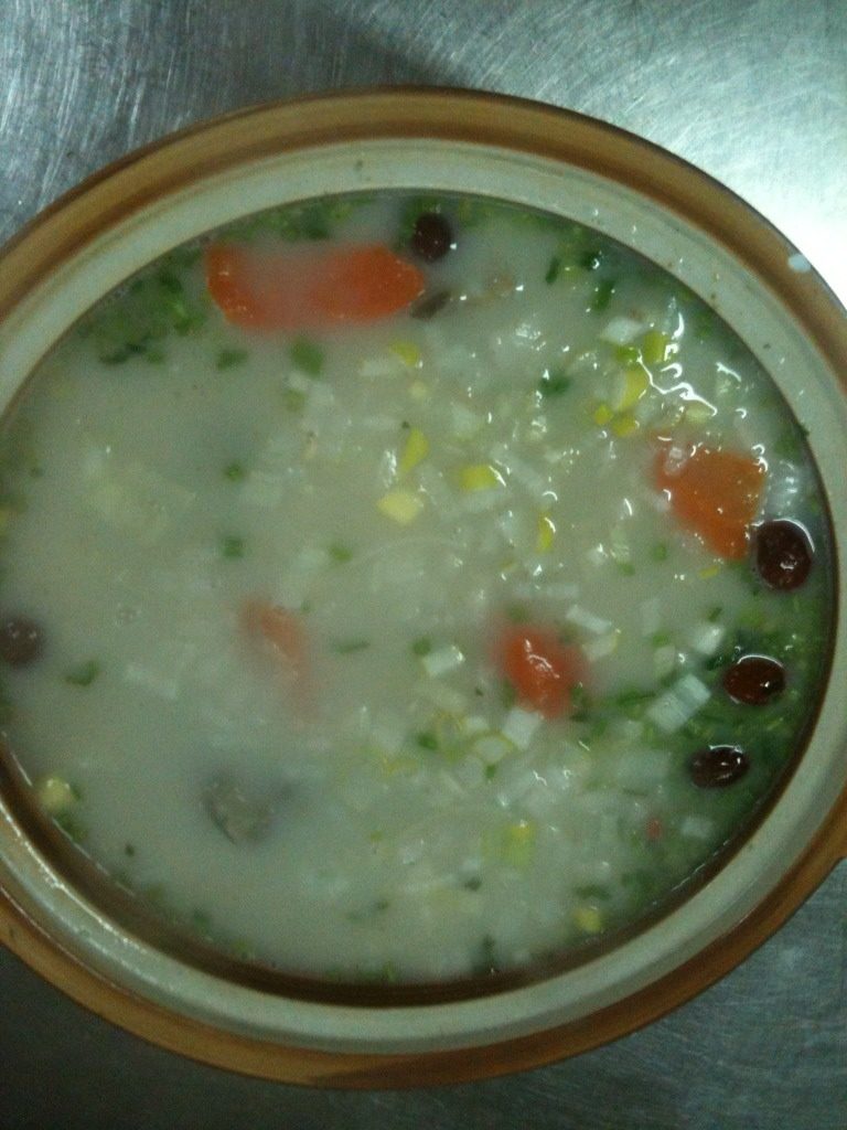 特色烤羊排,带上一碗羊汤,吃起来更有味道