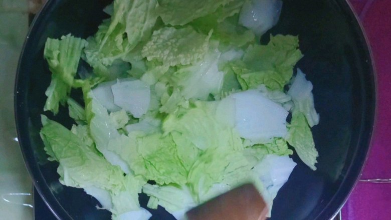 白菜烩小酥肉,小酥肉出锅,下入白菜翻炒一下