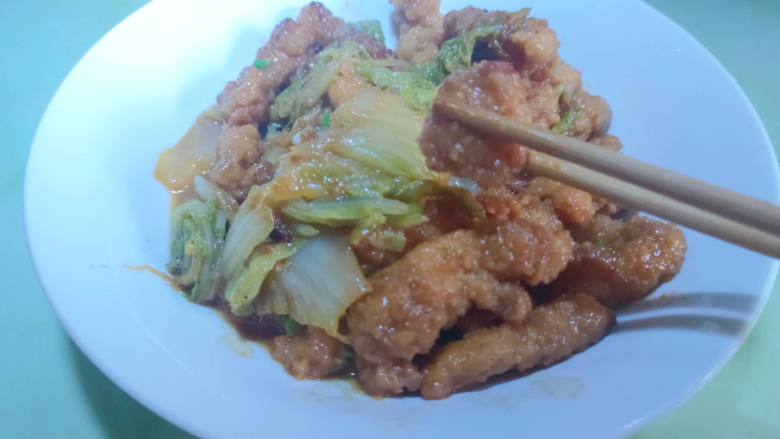 白菜烩小酥肉,用半成品来做,不需要过多调味,就很好吃