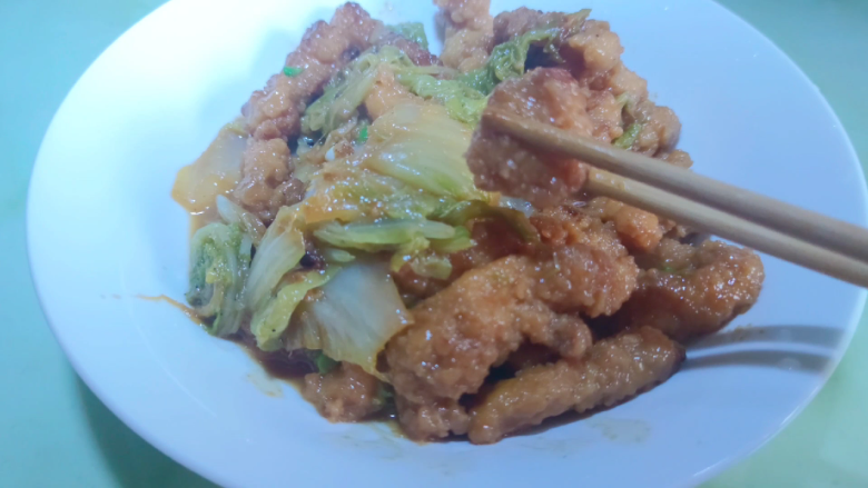 白菜烩小酥肉,用半成品来做，不需要过多调味，就很好吃