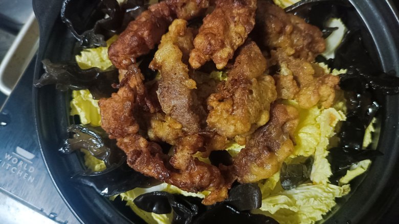 白菜烩小酥肉,盐,生抽调味后,盖上酥肉,倒小半碗水或高汤
