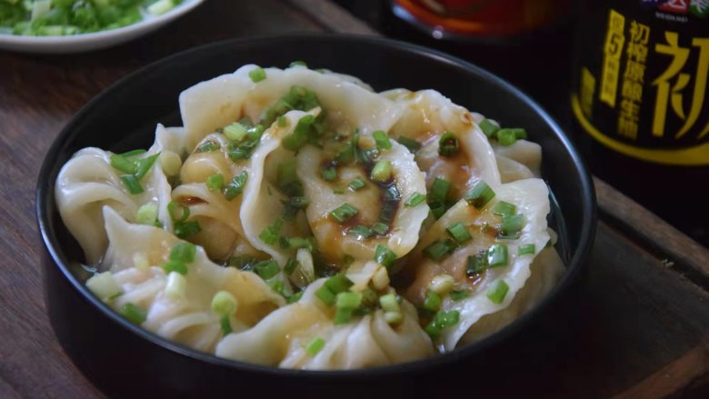 鲜肉水饺,再淋上适量生抽和米醋即可食用。