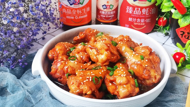 红烧翅根,装盘撒上葱花和<a style='color:red;display:inline-block;' href='/shicai/ 678'>白芝麻</a>,美味的红烧鸡翅根就做好了