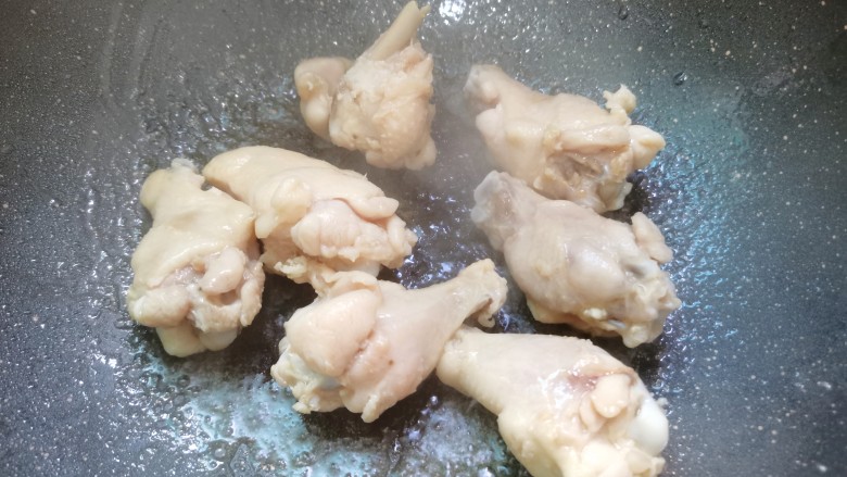 红烧翅根,油锅加热,鸡翅根下锅煸香