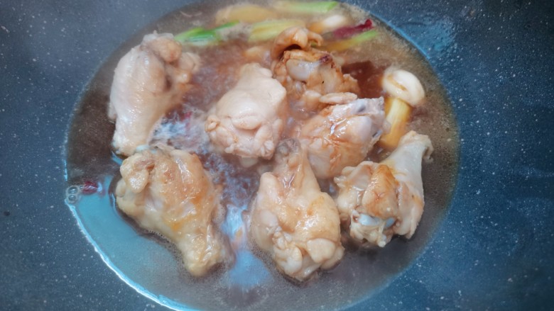 红烧翅根,大火煮开,改中火慢慢炖煮