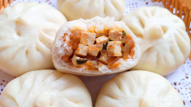 豆腐包子,掰开瞧瞧,色香味齐了。