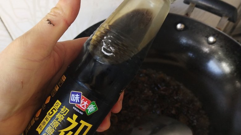 香干蒸腊肉,少许味达美初榨原酿生抽,盖锅盖焖烧2分钟
