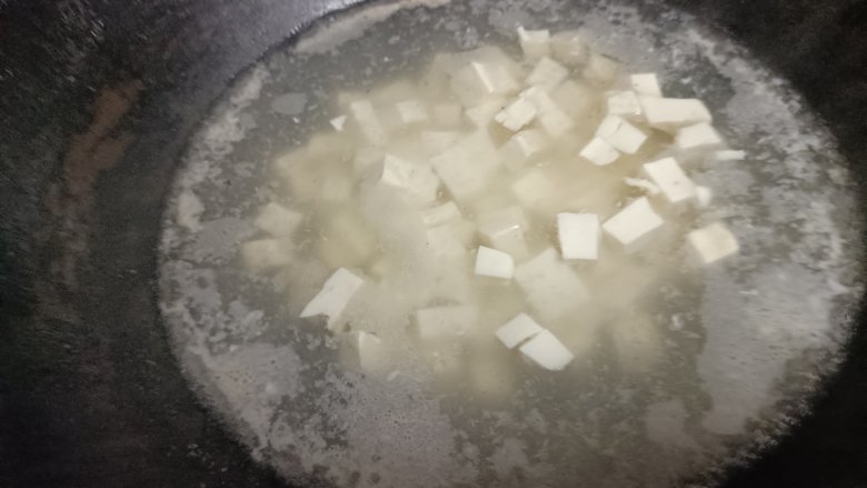 豆腐包子,豆腐也烫一下,然后沥干水分