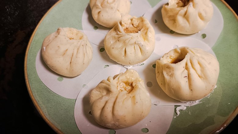 豆腐包子,锅中入水,垫上垫纸