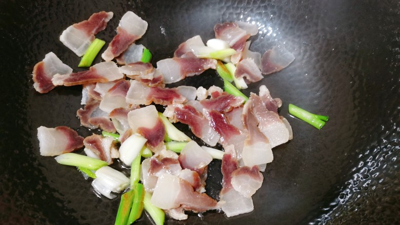 腊肉炒冬笋,再下入腊肉,翻炒出油