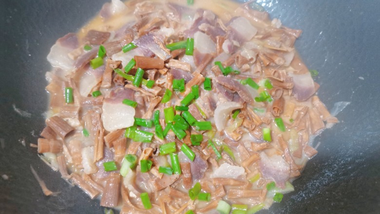 腊肉炒冬笋,焖到水分快干时加入<a style='color:red;display:inline-block;' href='/shicai/ 788'>生抽</a>翻炒均匀,再撒上葱花