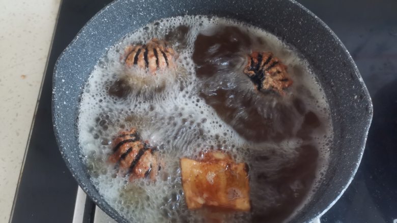 年夜饭之张灯结彩灯笼茄子,油温5成热,下入茄子小火炸至金黄捞出控油