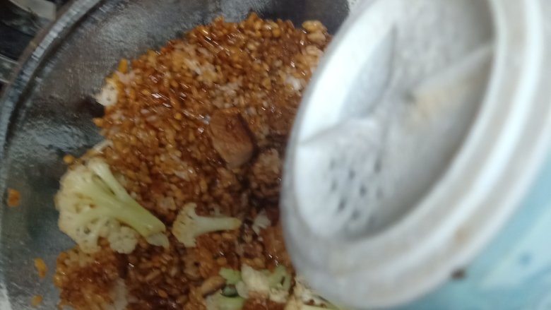 腊味糯米饭,放入适量盐