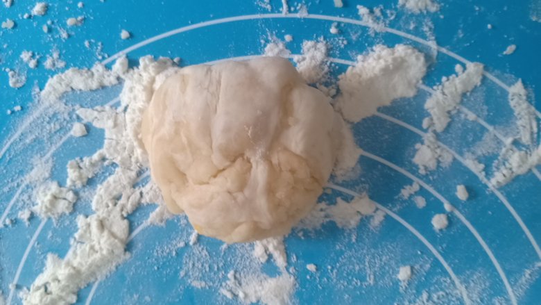 油酥饼,取一个剂子,两边捏和成团