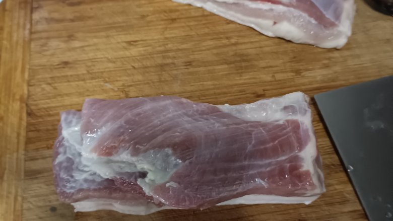 超超超超~~~下饭红烧肉,新鲜的五花肉切块,如果你买的不是很新鲜,建议先过水焯一下