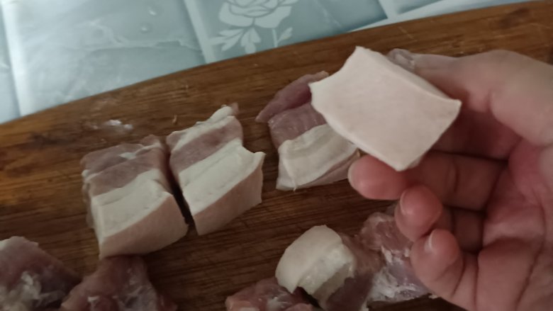 超超超超~~~下饭红烧肉,大概切成2*2的方块,习惯吃小的再切半