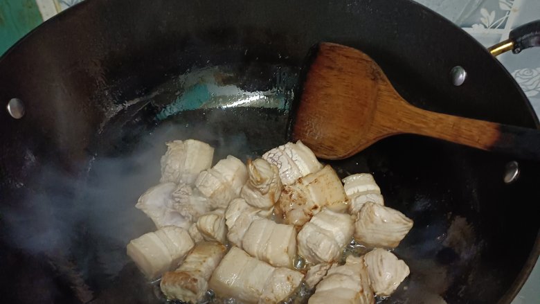 超超超超~~~下饭红烧肉,锅烧热再放油,然后油冒烟下入肉块,这时火可以放到中小火,避免被溅到