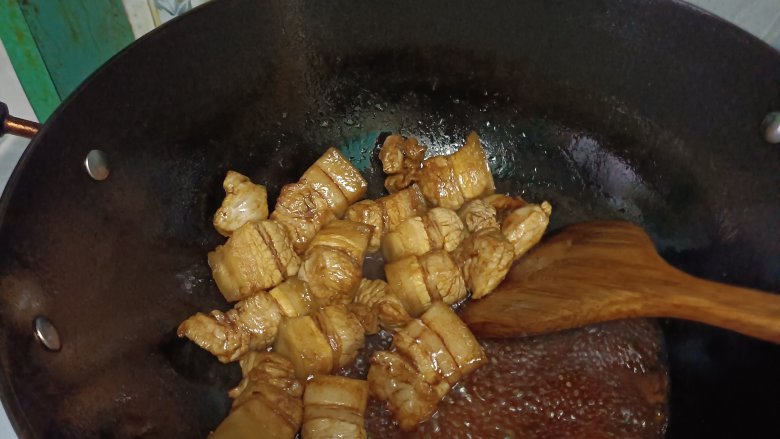 超超超超~~~下饭红烧肉,靠糖和老抽来上色,这一步放多了肉的颜色就会很深,后期多加水稀释就好