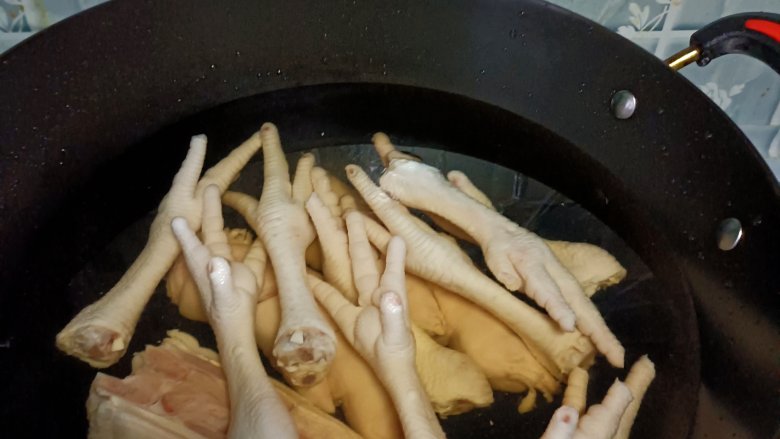 卤猪蹄和鸡爪,买来的猪蹄,鸡爪洗净,鸡爪去指甲,冷水下锅,加料酒一大勺