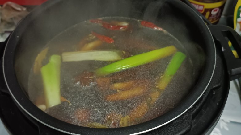 卤猪蹄和鸡爪,把猪蹄和鸡爪全部放入高压锅,煮肉的水没过肉即可,把调料也全部放进去
