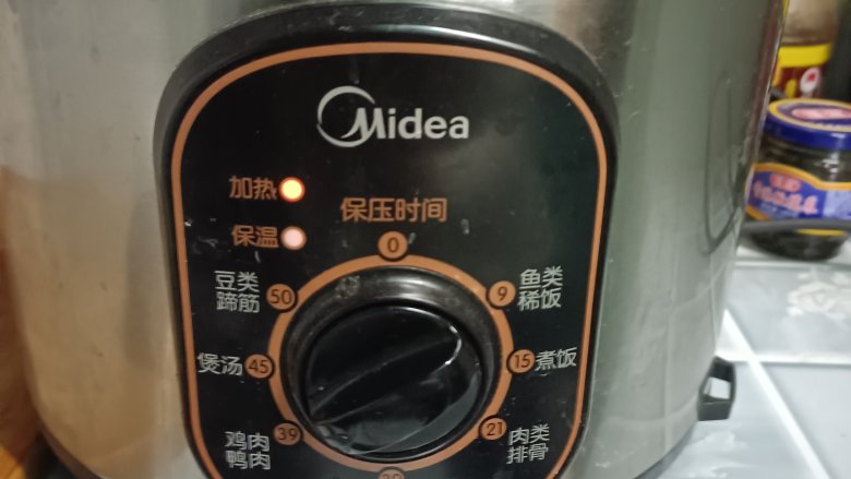 卤猪蹄和鸡爪,上锅煮40分钟,先不要加盐;等40分钟后,加入盐,拔掉电源浸泡半天,让肉充分入味