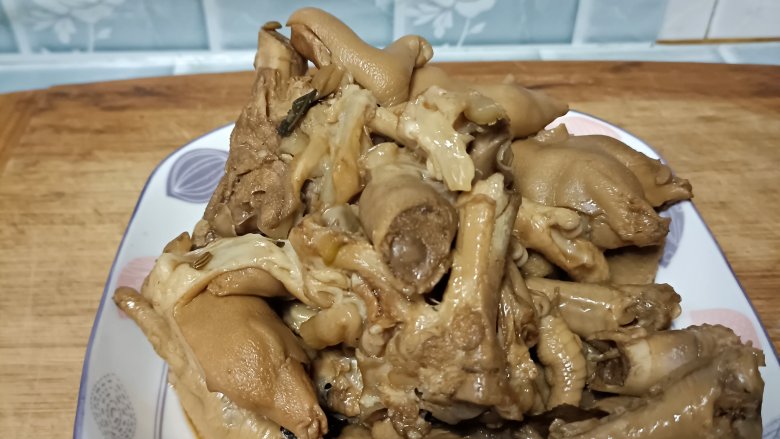 卤猪蹄和鸡爪,现在冬天家里比较冷,所以浸泡着也没事,吃的时候加热一下就可以了,软烂脱骨,美滋滋
