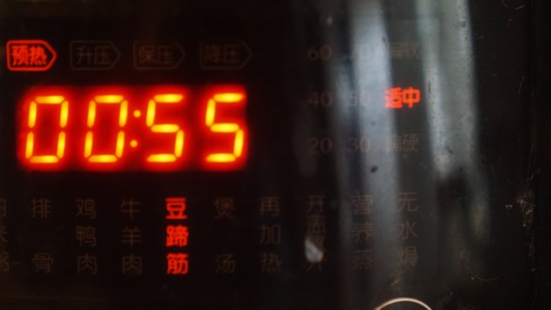 这个春节一定要做的酱猪蹄,13、加入水刚好没过猪蹄就好,然后开启电饭煲,豆蹄筋模式55分钟。