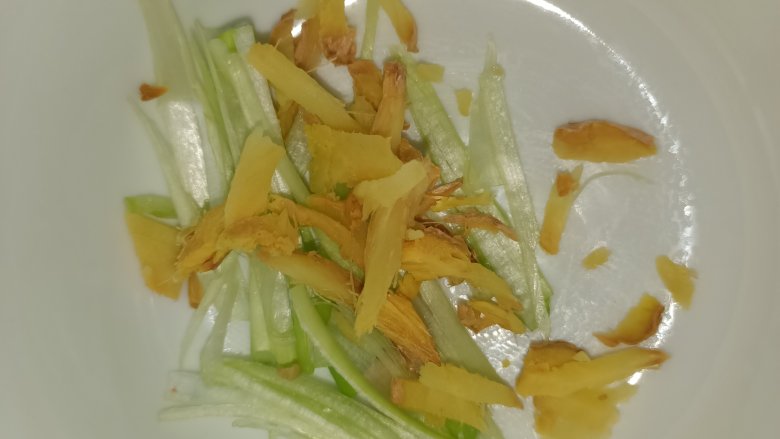 奥尔良蜜汁翅根,加入葱姜丝