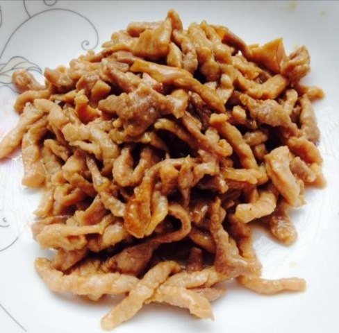 白菜肉丝炒年糕,肉丝先下锅,简单炒一下,盛出备用