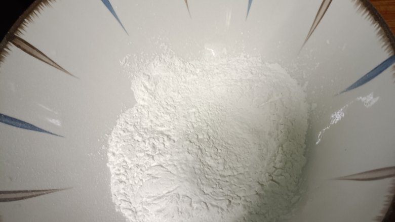 #闹元宵#抹茶红豆汤圆,准备100g糯米粉,慢慢加凉水