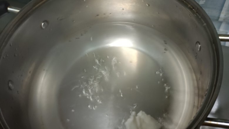 #闹元宵#抹茶红豆汤圆,水烧开后放入,大概煮2分钟左右,浮起来煮个30秒就可以了