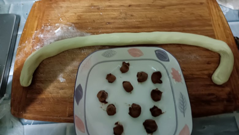 #闹元宵#抹茶红豆汤圆,20分钟过后馅料已经比较硬了,把糯米团揉成长条