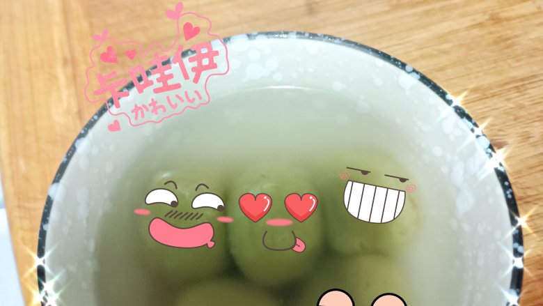 #闹元宵#抹茶红豆汤圆,水开下汤圆，汤圆浮起再煮30秒就可以锅了