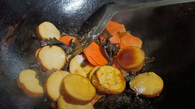 素什锦,炸好的素鸡,盐,之前调好的料汁调味