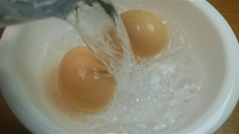 蛋黄养生粥,我们先准备两个母<a style='color:red;display:inline-block;' href='/shicai/ 9'>鸡蛋</a>,把它清洗干净。