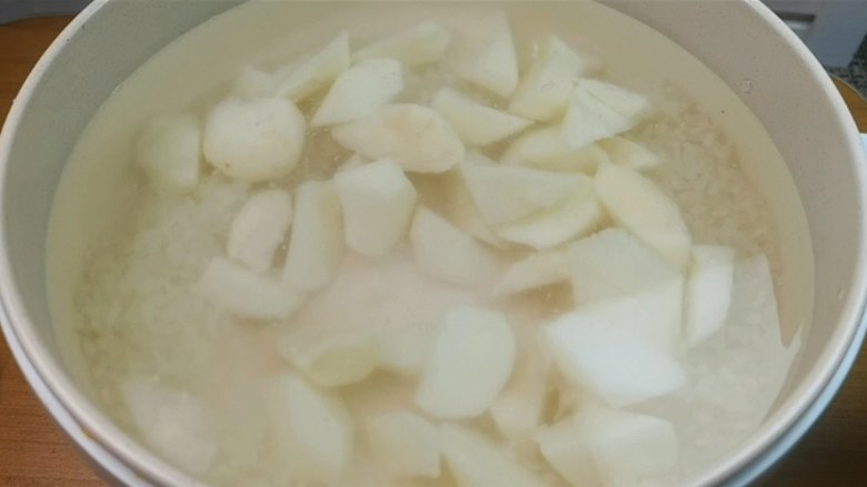 蛋黄养生粥,锅里倒入3~4碗清水。
