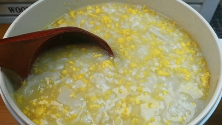 蛋黄养生粥,这时候加适量的盐,用勺子把粥和蛋黄搅拌均匀就可以出锅了。