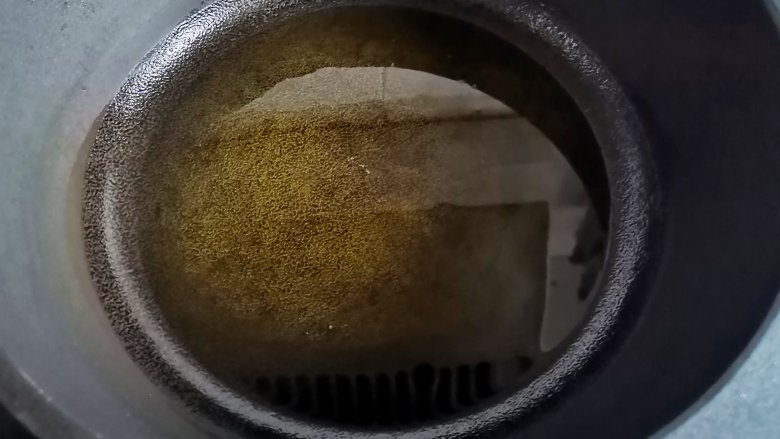 #闹元宵#豌豆炒鸡蛋,锅中热油,