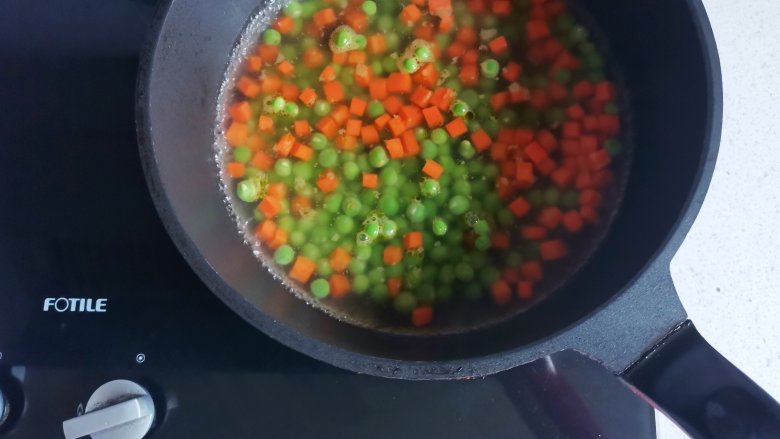 #闹元宵#杏鲍菇炒豌豆,加入豌豆再煮1分钟,
