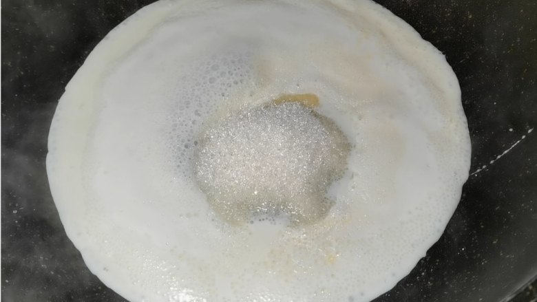 椰蓉小方,牛奶煮开之后放入我们准备好的白糖和一勺炼奶,煮至白糖完全融化。