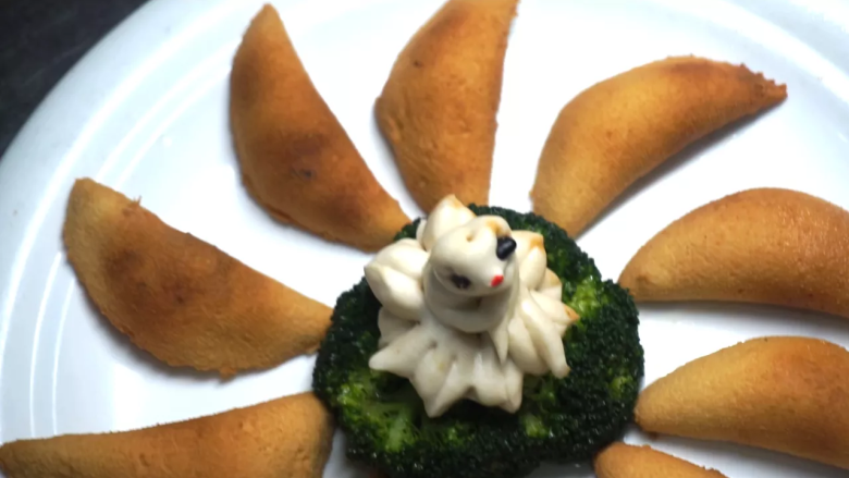 豆腐饺子,起锅烧油至油温六成热时下入饺子,炸至金黄色捞出装盘。